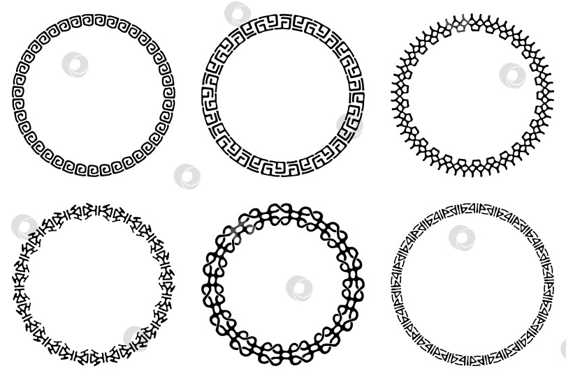 Скачать Набор декоративных кружевных рамок в племенном стиле. Этнический орнамент в виде ажурного круга. Геометрическая круглая рамка на белом фоне. Узор в виде меандра в стиле майя. Векторная иллюстрация фотосток Ozero