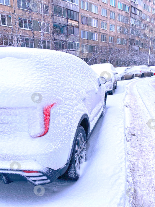 Скачать Заснеженные автомобили на городской улице. Санкт-Петербург фотосток Ozero