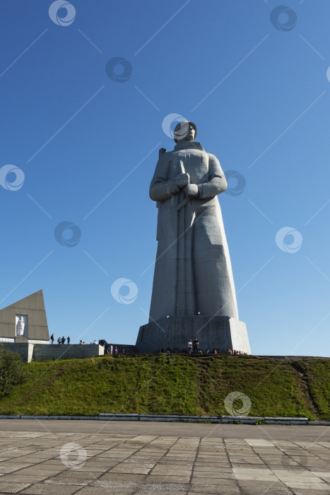 Скачать Мурманск, Россия, 08 августа 2024 года: Панорама знаменитого памятника "Алеша" советским солдатам, морякам и летчикам Второй мировой войны (Великой Отечественной войны) недалеко от центра города на фоне голубого неба. фотосток Ozero