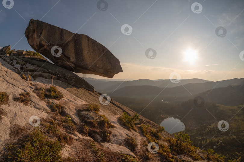 Скачать утес с большим гранитным валуном нависает фотосток Ozero