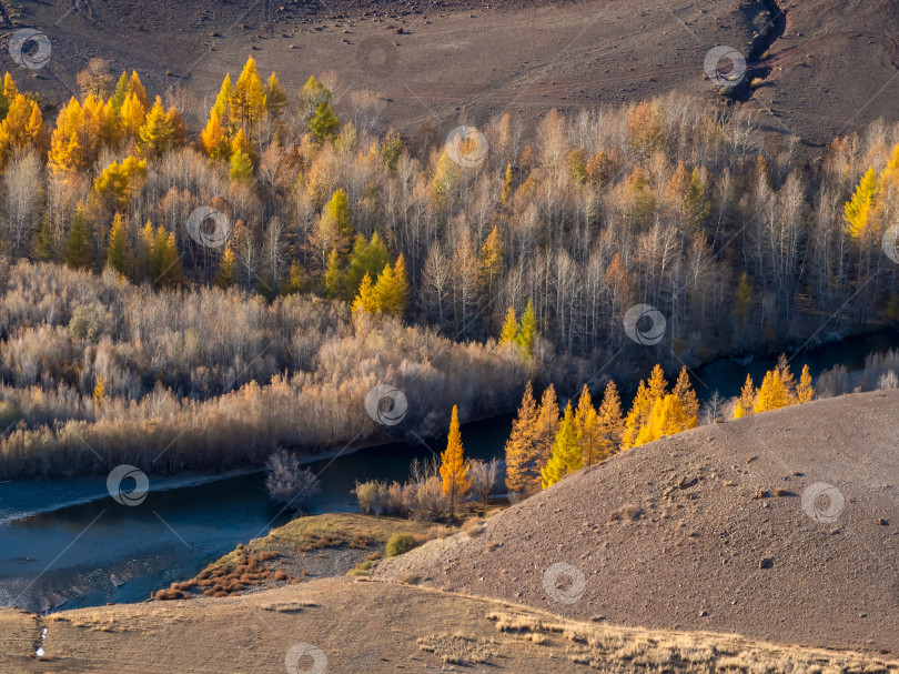 Скачать Осенняя горная долина с рекой. фотосток Ozero