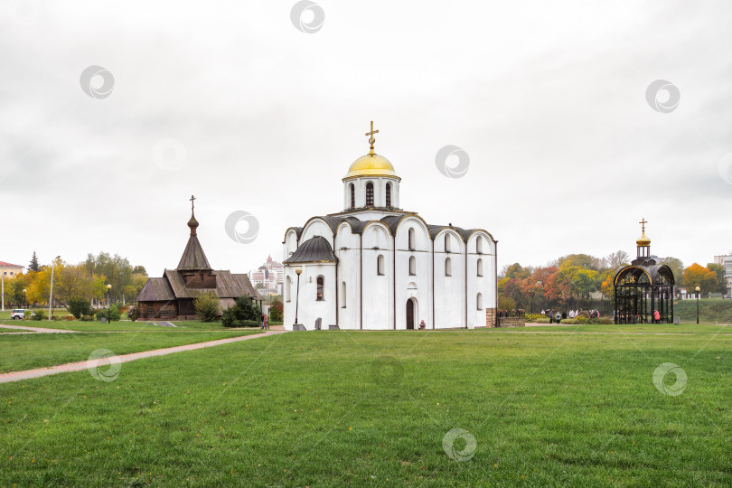 Скачать Благовещенская церковь в Витебске с белокаменным фасадом и золотым куполом в зеленом сквере в центре города фотосток Ozero