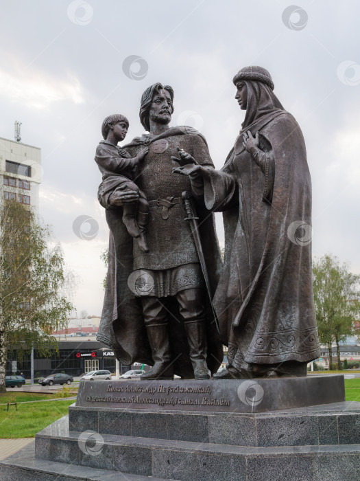 Скачать Памятник князю Александру Невскому и его семье в центре города Витебска, символизирующий историческое наследие и духовное единство фотосток Ozero