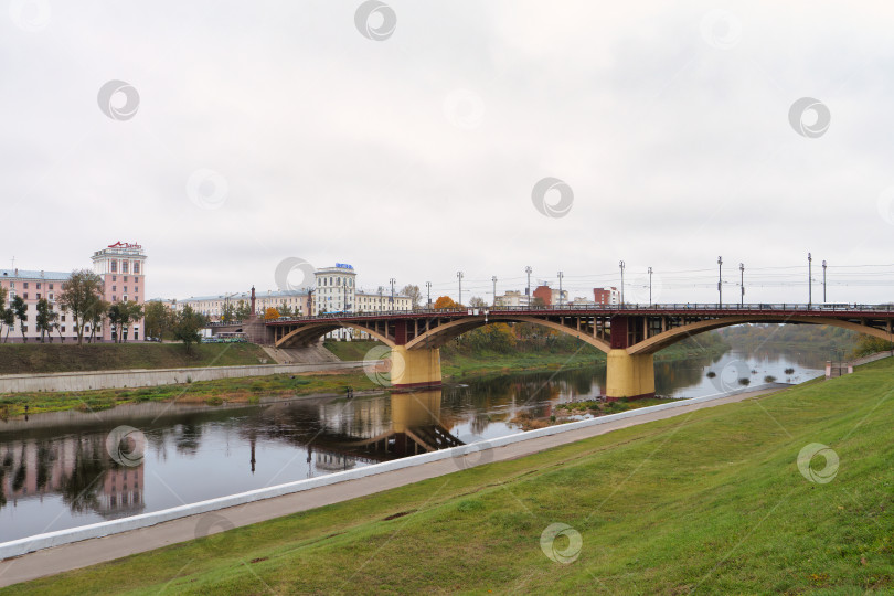 Скачать Река Западная Двина в центре Витебска. Красивый Кировский мост. Осень. Зеленый склон. фотосток Ozero