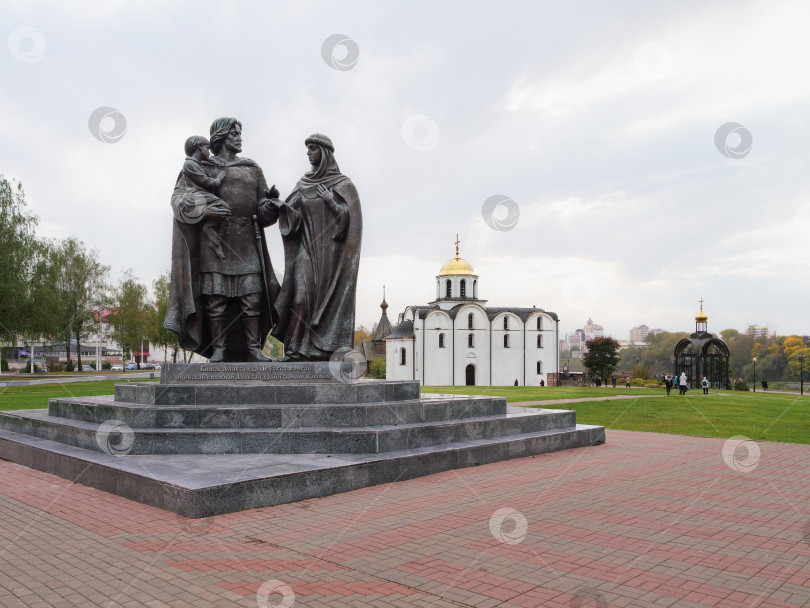 Скачать Памятник князю Александру Невскому и его семье в историческом центре Белорусского города Витебск фотосток Ozero