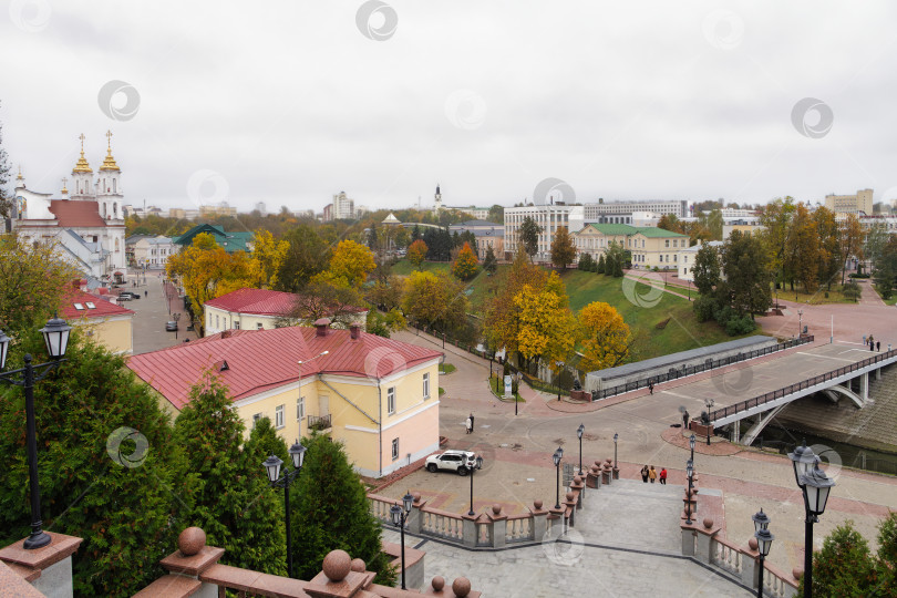 Скачать Городской пейзаж Витебска с возвышенности Свято-Успенского собора. Золотая осень, туманная погода. фотосток Ozero