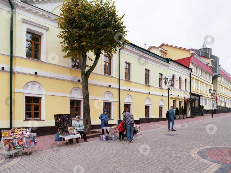 Скачать Торговцы на улице Суворова в центре Витебска привлекают внимание туристов фотосток Ozero