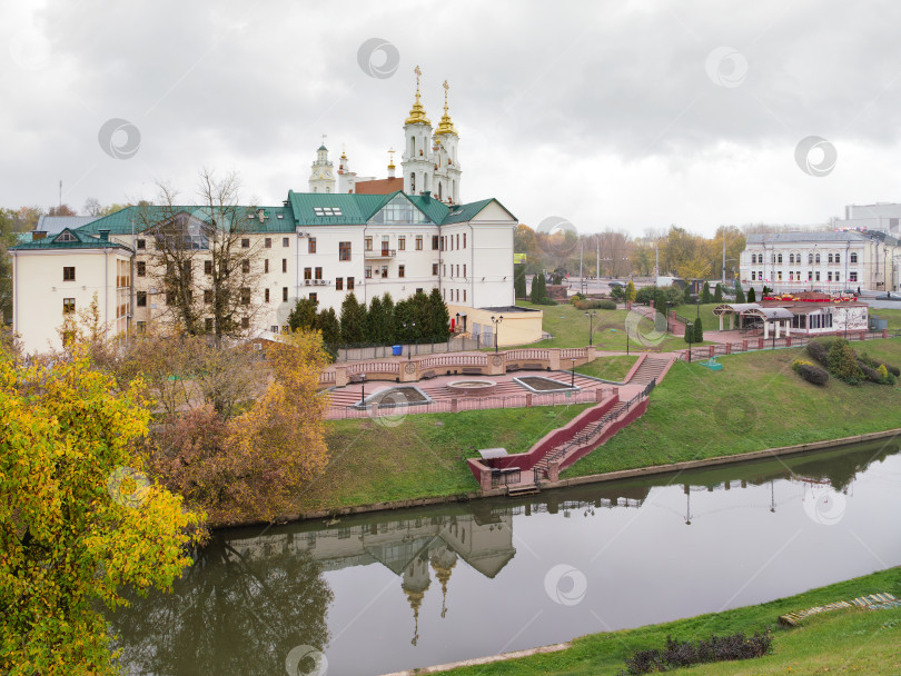 Скачать Золотая осень в Витебске у набережной реки Витьба с видом на здание Белорусского народного банка и Воскресенскую церковь фотосток Ozero