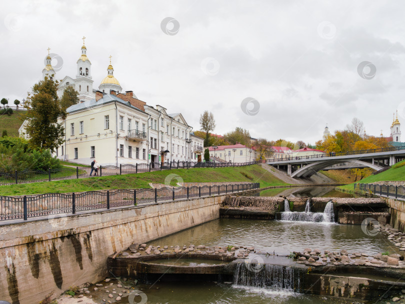 Скачать Свято-духов женский монастырь в Витебске, на холме виден Успенский собор, мост через реку Витьба, архитектурные детали фотосток Ozero