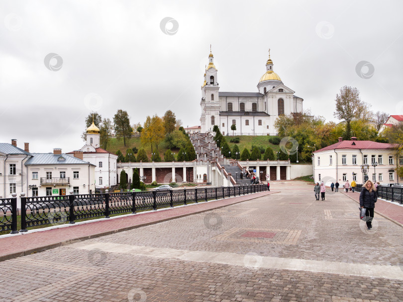 Скачать Прогулка по Пушкинскому мосту к Успенскому собору в Витебске в пасмурный день фотосток Ozero