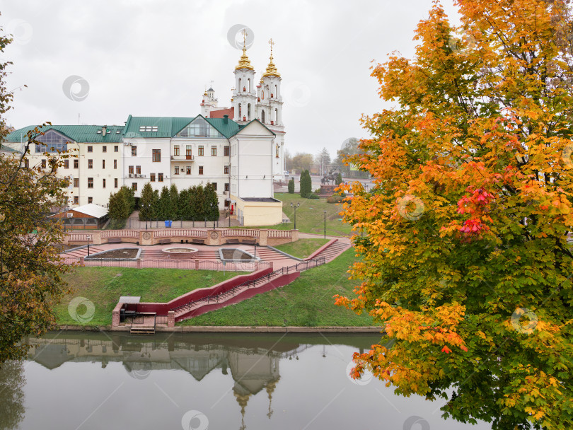 Скачать Золотая осень в Витебске, набережная реки Витьба, здание Белорусского банка и Воскресенская церковь фотосток Ozero