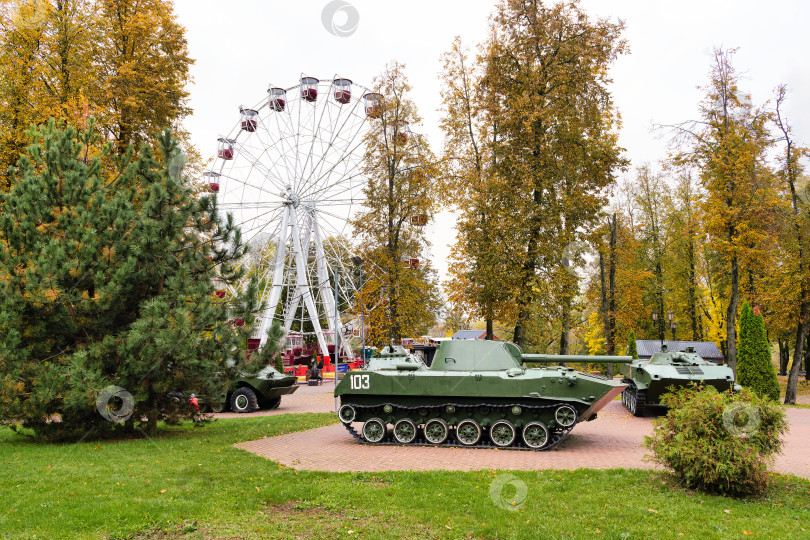 Скачать Бронетехника на фоне колеса обозрения в городском парке Витебска в осенний день фотосток Ozero