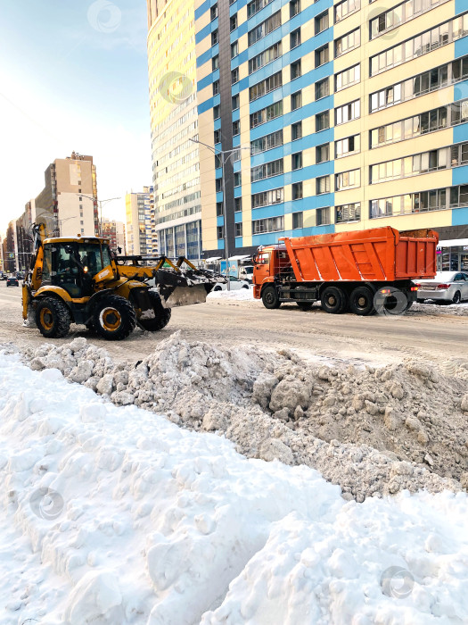 Скачать Уборка снега на городской улице. Кудрово фотосток Ozero