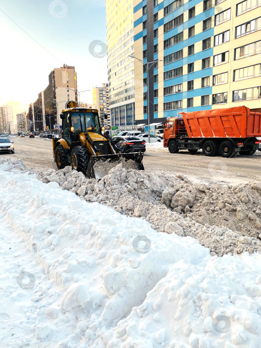 Скачать Уборка снега на городской улице. Кудрово фотосток Ozero