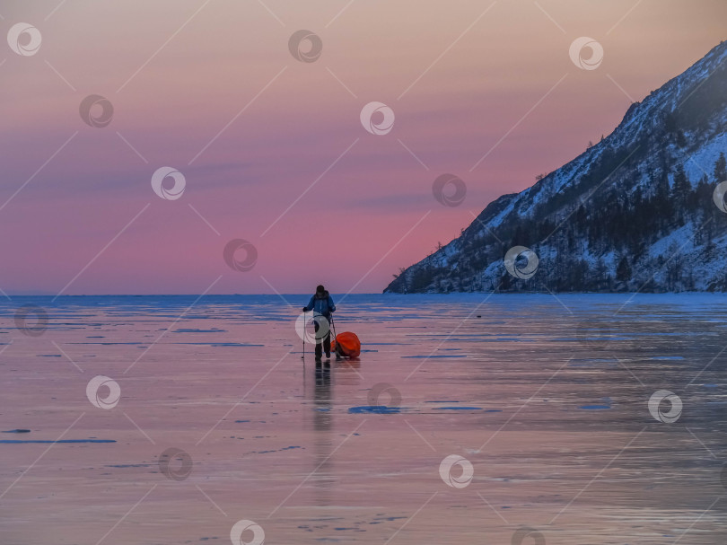 Скачать Человек на льду озера Байкал. фотосток Ozero