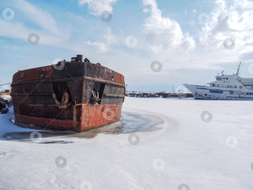 Скачать Старый корабль на озере Байкал. фотосток Ozero