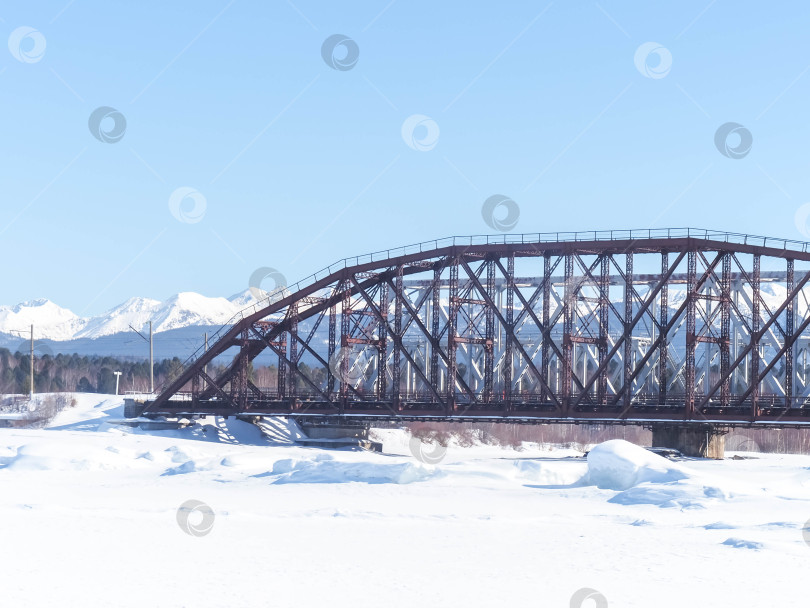 Скачать Железнодорожный мост на фоне гор на Байкале. Зима. фотосток Ozero