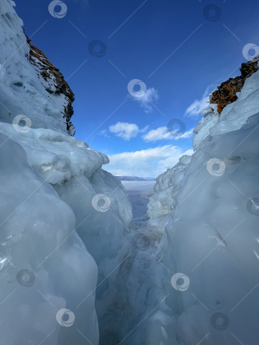 Скачать Большое ледяное образование на фоне голубого неба фотосток Ozero