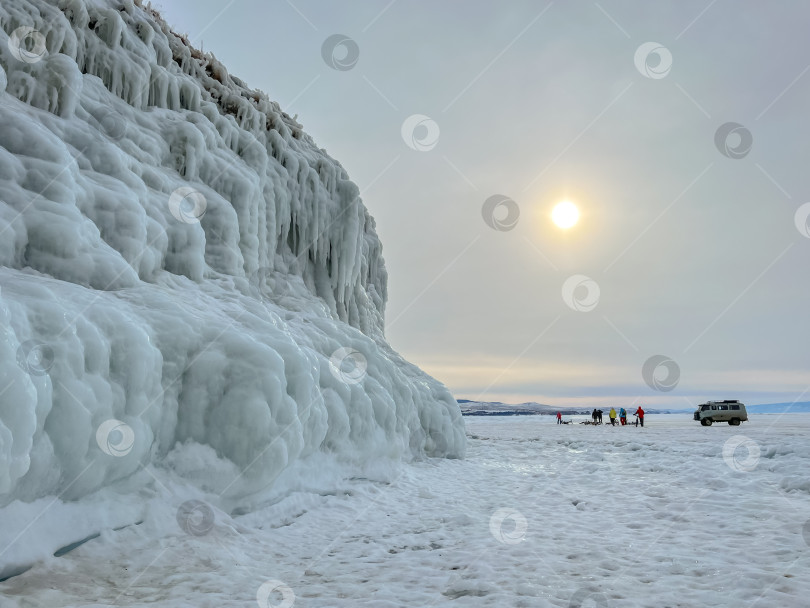 Скачать Белый фургон едет по заснеженной дороге фотосток Ozero