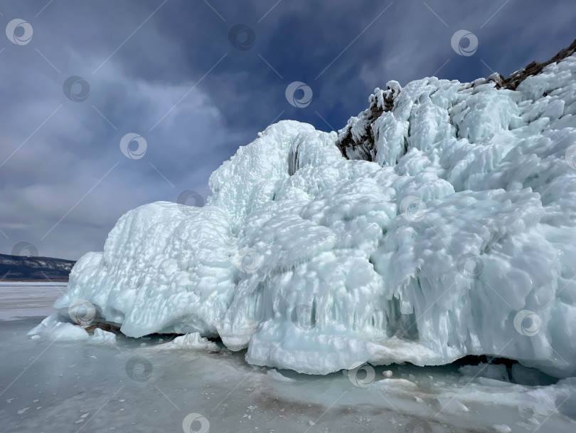 Скачать Большое ледяное образование на фоне голубого неба фотосток Ozero