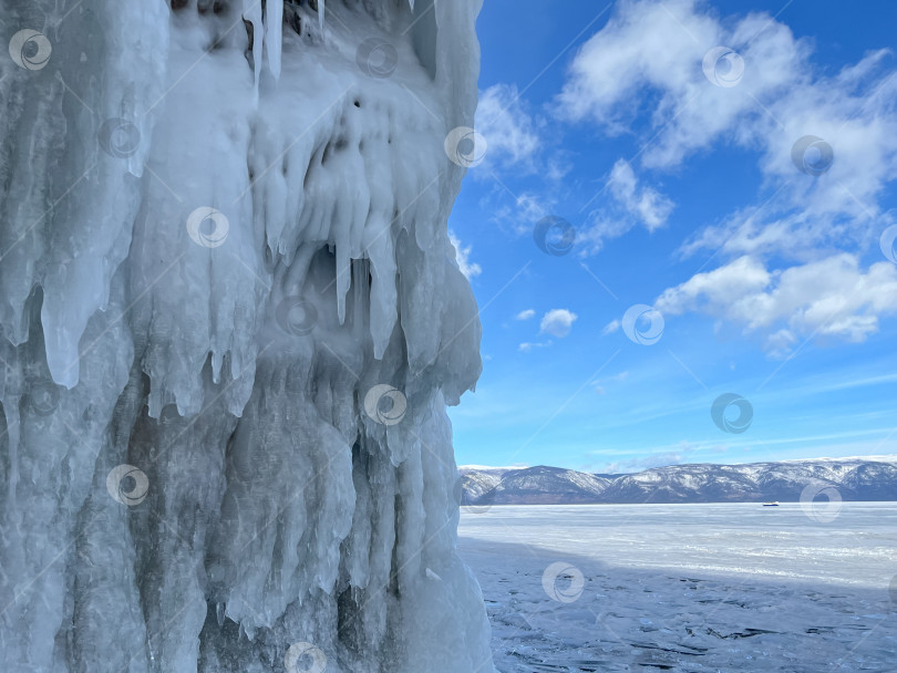 Скачать Большое ледяное образование на фоне голубого неба фотосток Ozero