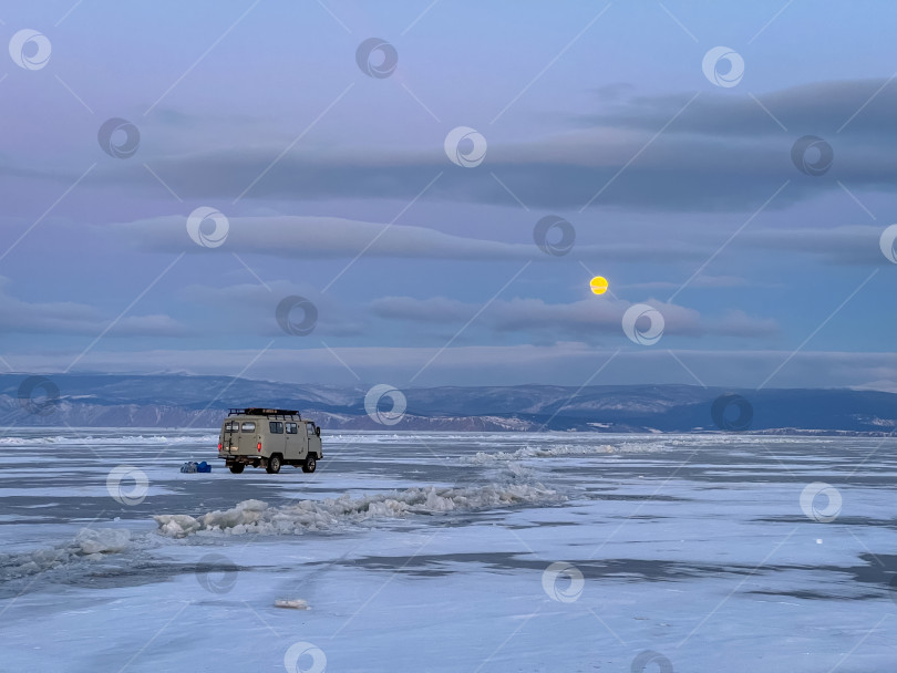 Скачать Белый фургон едет по заснеженной дороге фотосток Ozero