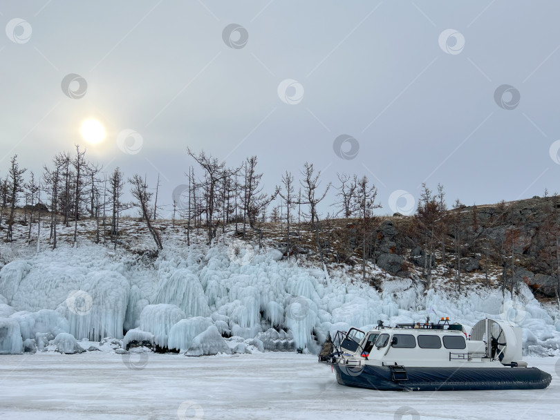 Скачать Белая лодка плывет по воде в снегу. фотосток Ozero