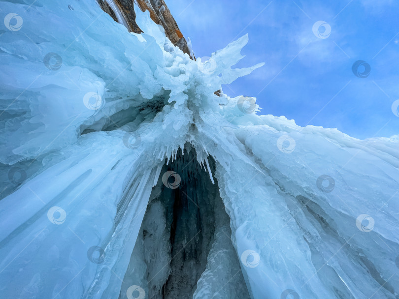 Скачать Большое ледяное образование на фоне голубого неба фотосток Ozero