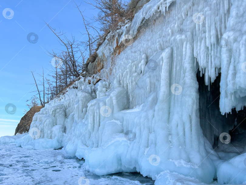 Скачать Большое ледяное образование на фоне голубого неба фотосток Ozero