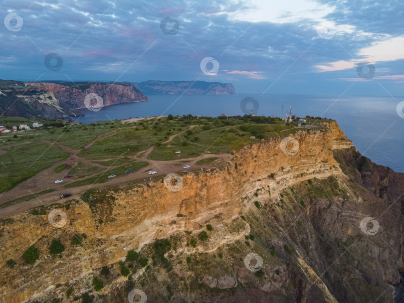 Скачать Горный хребет со снегом и льдом на вершинах фотосток Ozero