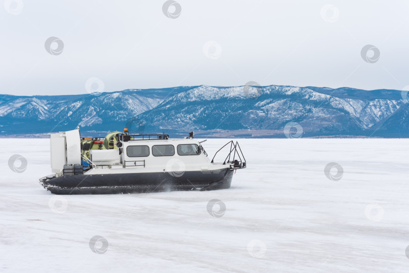 Скачать Белая лодка плывет по воде в снегу. фотосток Ozero