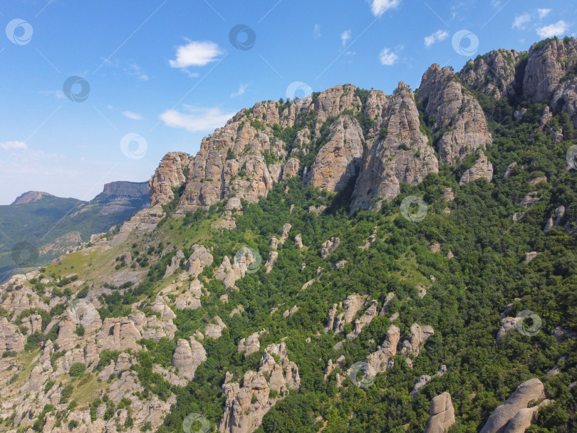 Скачать Горный хребет со снегом и льдом на вершинах фотосток Ozero