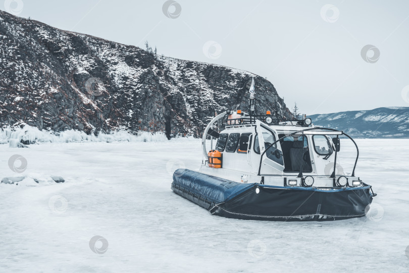 Скачать Белая лодка плывет по воде в снегу. фотосток Ozero