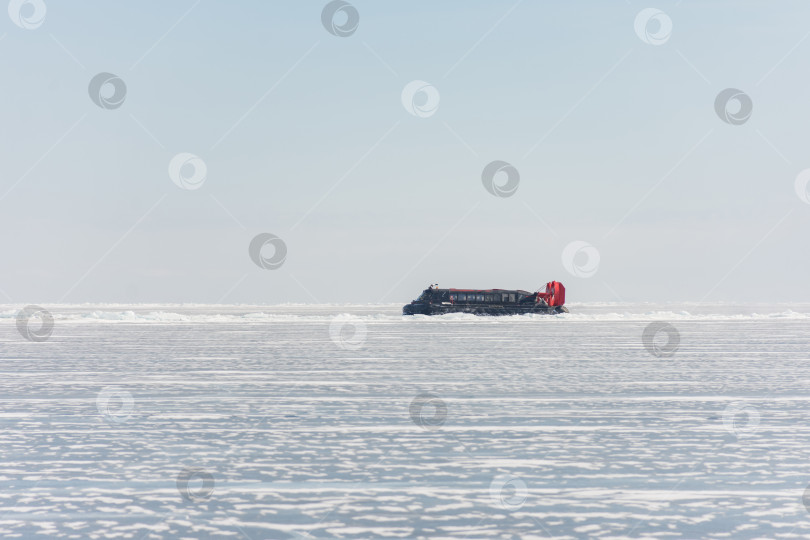 Скачать Белая лодка плывет по воде в снегу. фотосток Ozero