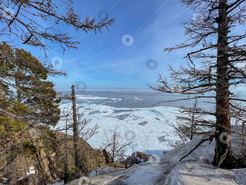 Скачать Белый фургон едет по заснеженной дороге фотосток Ozero