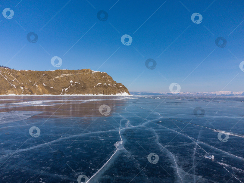 Скачать Белый фургон едет по заснеженной дороге фотосток Ozero