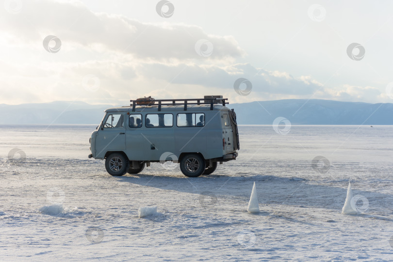 Скачать Белый фургон едет по заснеженной дороге фотосток Ozero