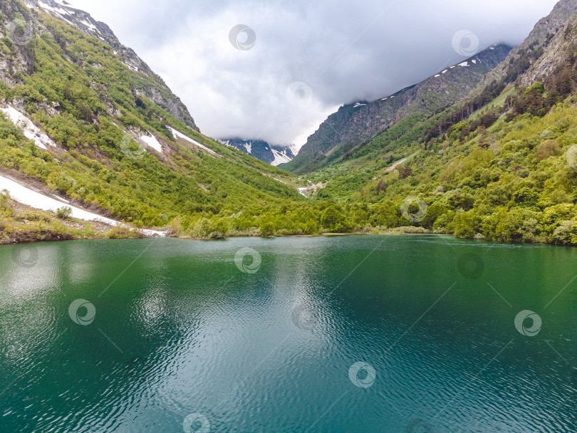 Скачать Горный хребет со снегом и льдом на вершинах фотосток Ozero