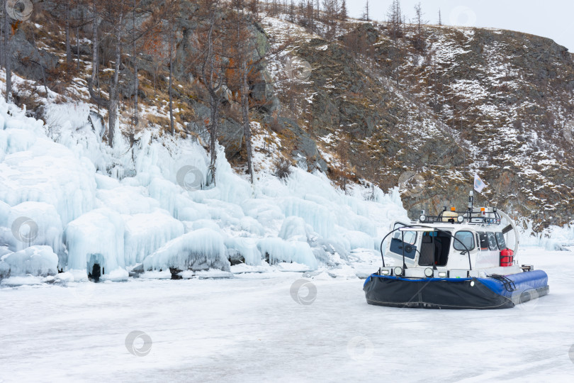 Скачать Белая лодка плывет по воде в снегу. фотосток Ozero