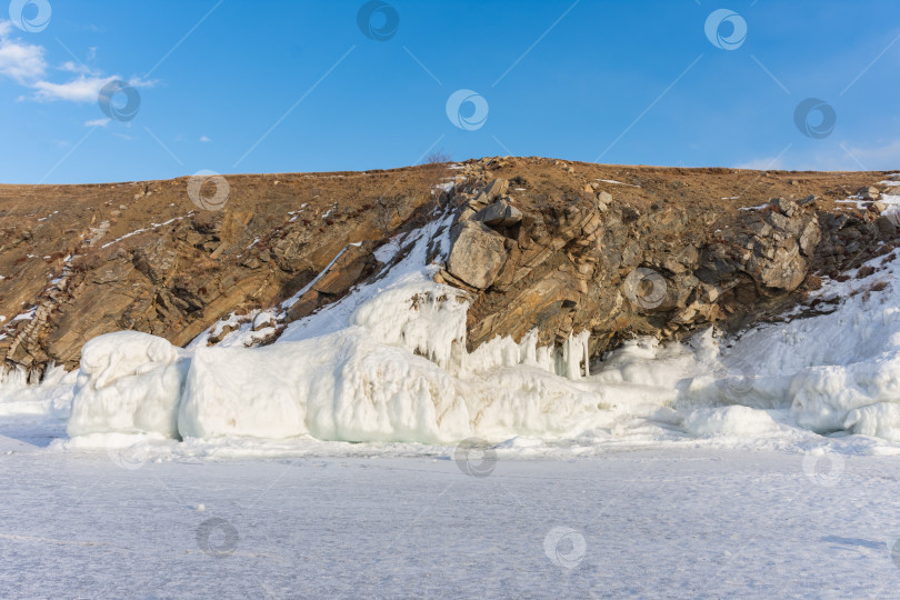 Скачать Большое ледяное образование на фоне голубого неба фотосток Ozero