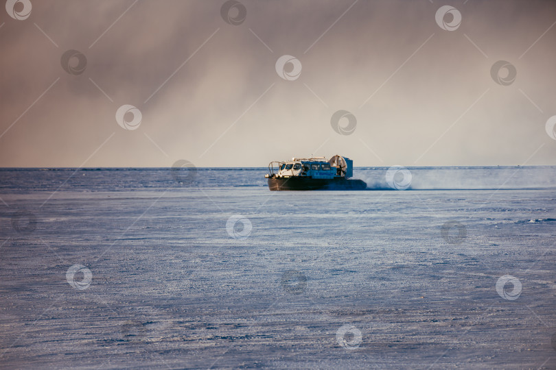 Скачать Белая лодка плывет по воде в снегу. фотосток Ozero