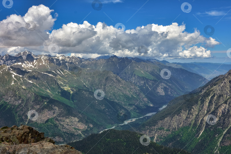 Скачать Горный хребет со снегом и льдом на вершинах фотосток Ozero