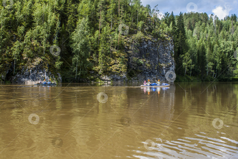 Скачать Сплав туристов по реке Чусовая фотосток Ozero