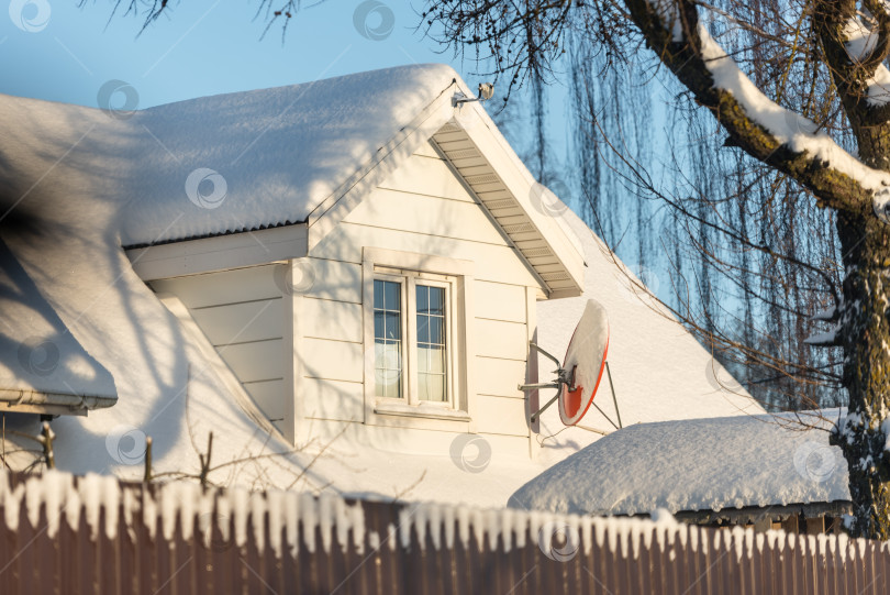 Скачать Россия, Санкт-Петербург, декабрь 2024 года: Частные дома за городом зимой в солнечный день фотосток Ozero