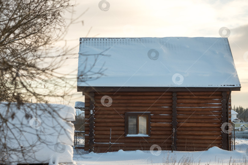 Скачать Деревянный бревенчатый дом в деревне зимой фотосток Ozero