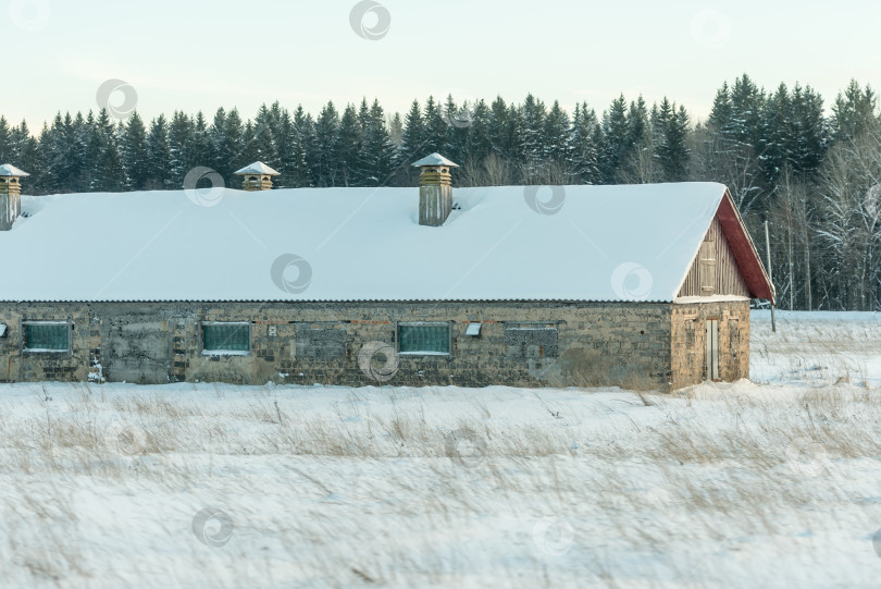 Скачать Старый каменный фермерский дом в деревне зимой фотосток Ozero