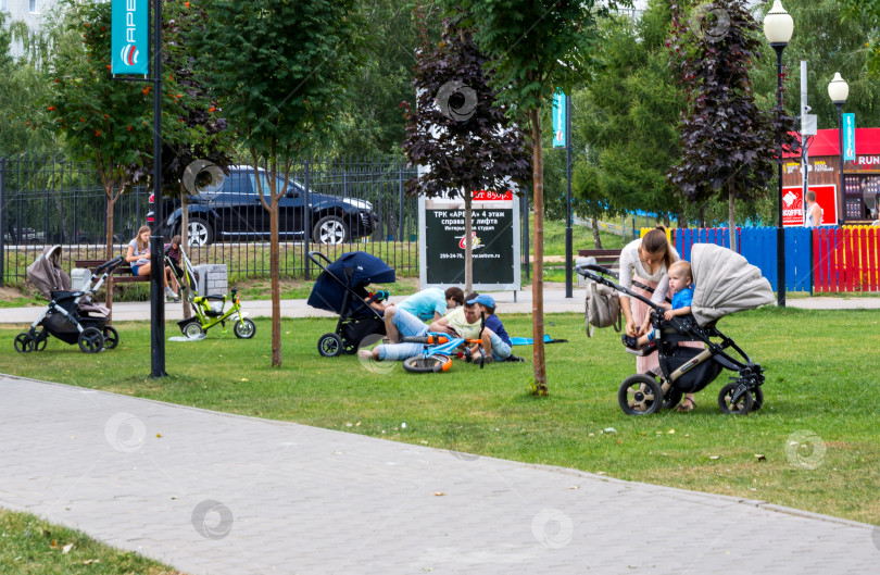 Скачать Молодые родители гуляют с детьми в парке "Арена", город Воронеж фотосток Ozero