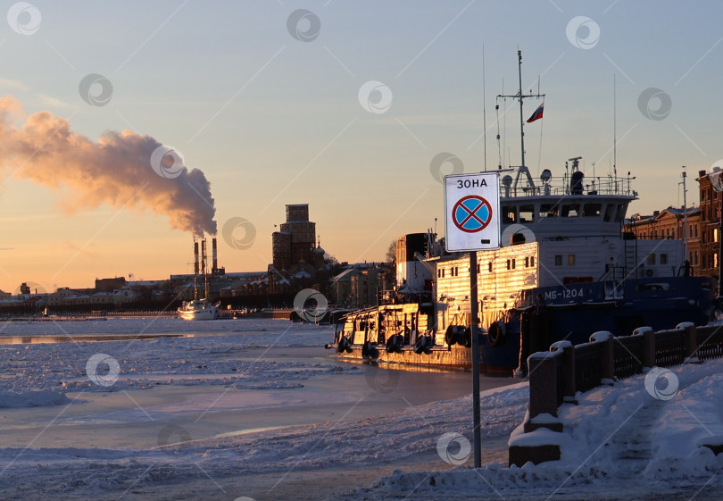 Скачать Корабли на реке Нева, трубы ТЭЦ и городской пейзаж фотосток Ozero