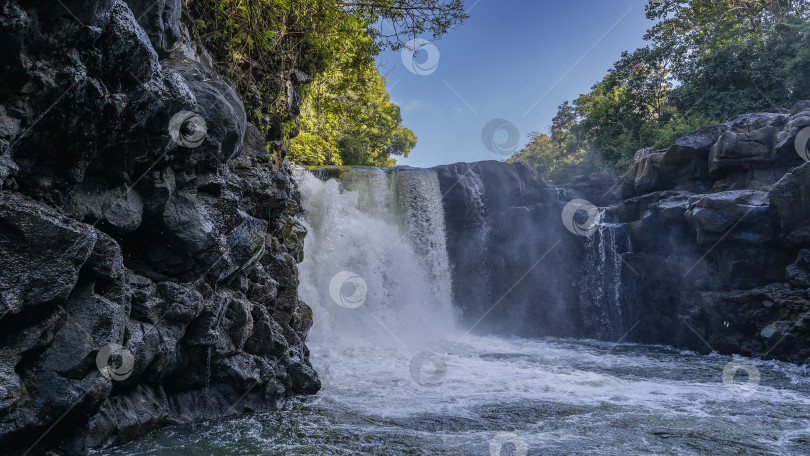 Скачать Красивый тропический водопад. фотосток Ozero