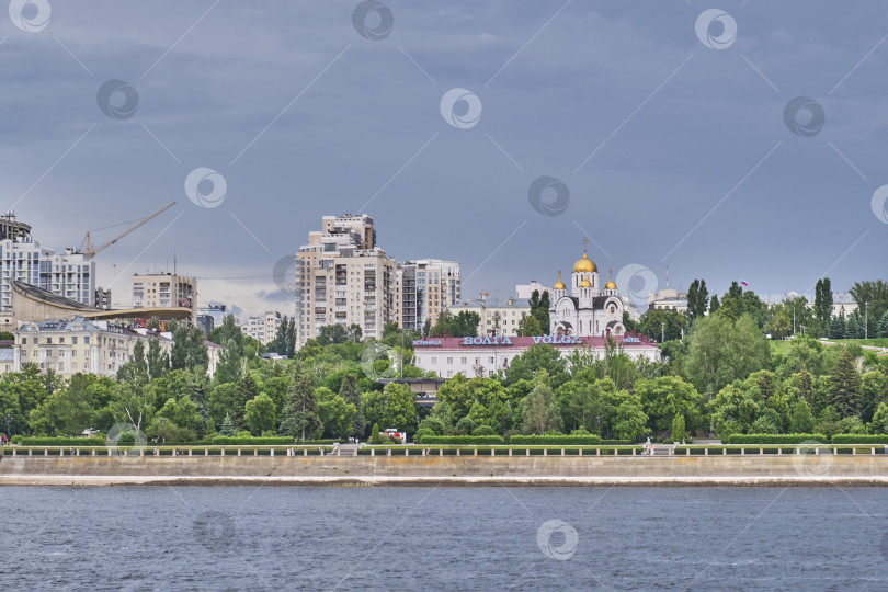 Скачать Летний городской пейзаж с реки Волга,Самара,Россия. Набережная, гостиница "Волга", церковь Святого Георгия Победоносца фотосток Ozero